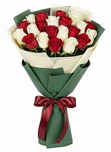 Букет Микс из красных и белых роз в Чесменке