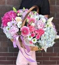 Цветочная композиция из Розы, Хризантемы, Пионы и Лизиантусы в корзине в Чесменке