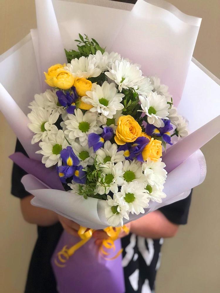 Букет цветов из: Ирисы, Хризантемы и Розы в Чесменке