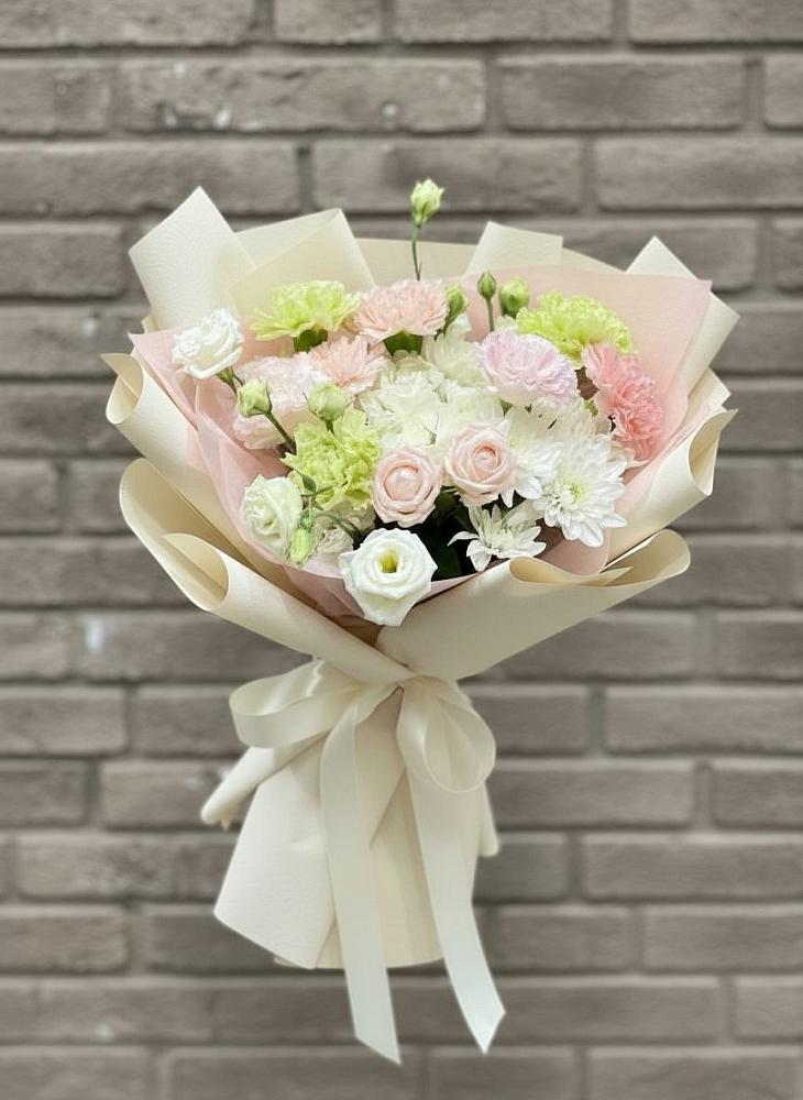 Букет цветов из: Гвоздики, Розы, Лизиантусы и Хризантемы в Чесменке