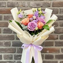 Букет цветов из:  Лизиантусы и Розы в Чесменке