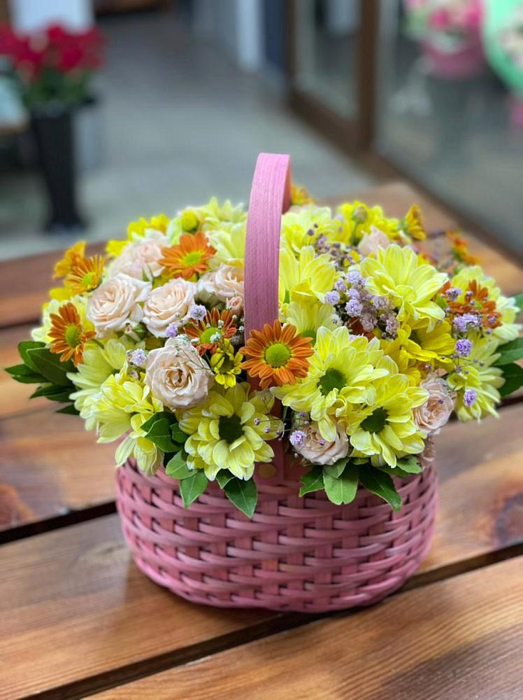 Цветочная композиция из Хризантемы и Розы в корзине в Чесменке
