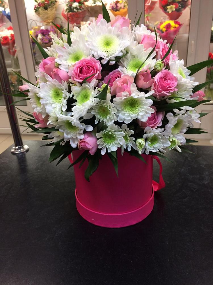 Цветочная композиция из Розы и Хризантемы в шляпной коробке в Чесменке