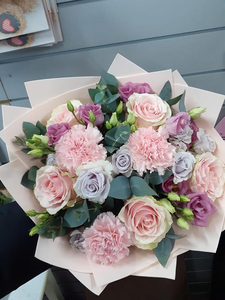 Букет цветов из: Розы, Гвоздики и Лизиантусы в Чесменке